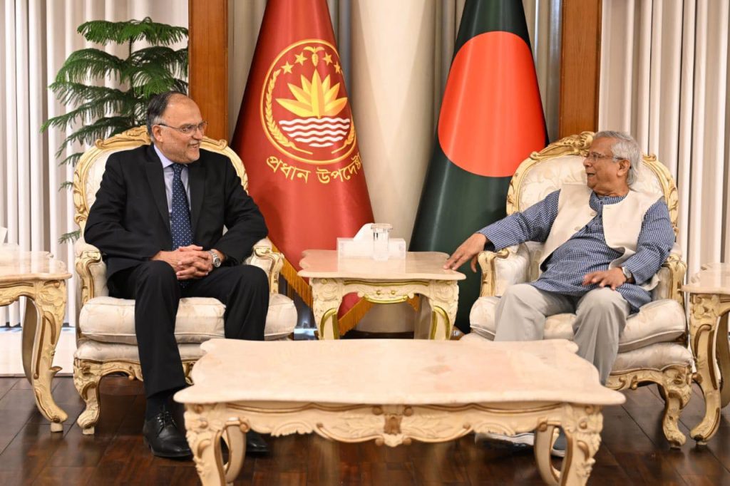 বাংলাদেশ-পাকিস্তান সম্পর্ক নতুন মাত্রায়? ইউনূসের সঙ্গে আহসান ইকবালের বৈঠক