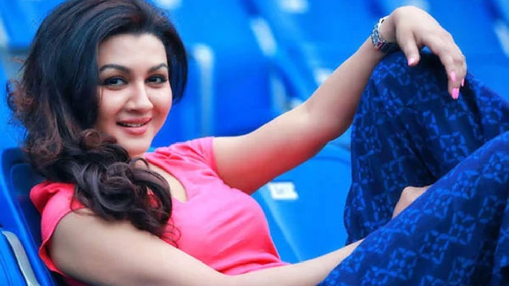 ছোট্ট বাগানেই বড় সুখ খুঁজছেন জয়া আহসান