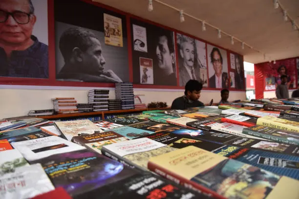 বইপ্রেমীদের অপেক্ষার অবসান, দুপুরে পর্দা উঠছে একুশে বইমেলার