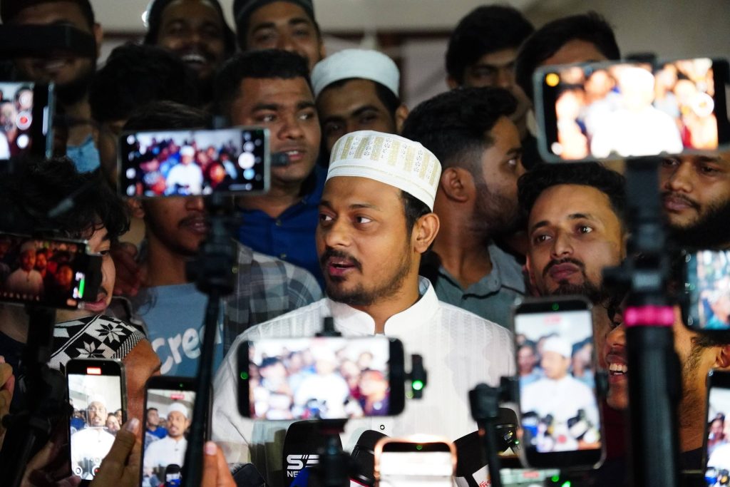 সংস্কার ও বিচারের দাবি তুলে হাসনাতকে ট্যাগ, ফেসবুকে তোলপাড়