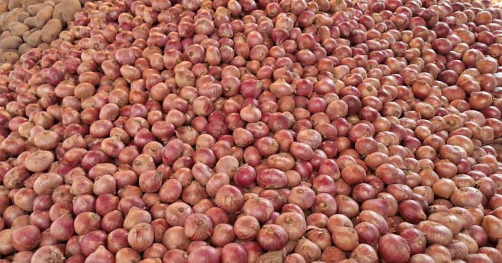 রমজানের শুরুতেই বাড়তি দামে পেঁয়াজ, চাপে ক্রেতারা