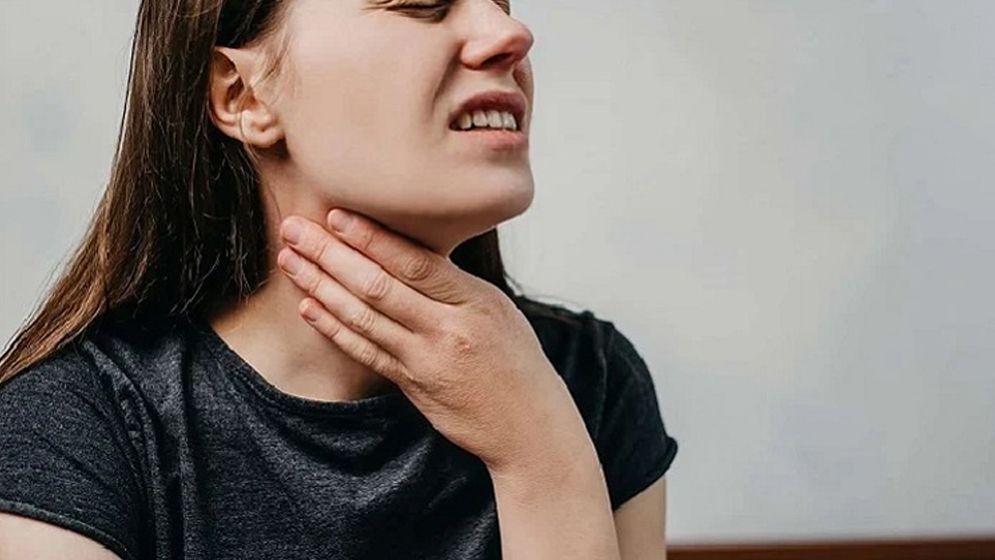 গলা ব্যথায় কষ্ট পাচ্ছেন? জেনে নিন সহজ ঘরোয়া সমাধান