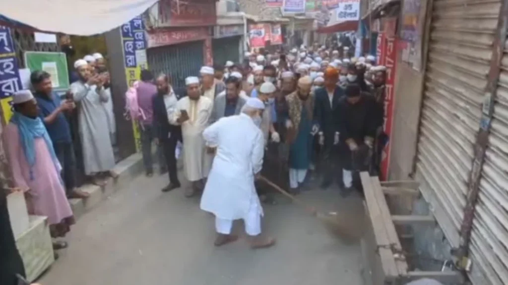 বিরোধীদলীয় নেতার ব্যতিক্রমী শুরু: ফজরের পর পরিচ্ছন্নতা অভিযান