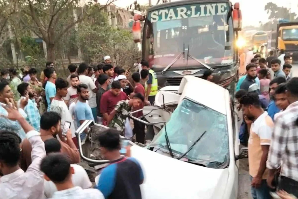 ঢাকা-চট্টগ্রাম মহাসড়কে ট্র্যাজেডি, প্রাণ গেল ৪ জনের