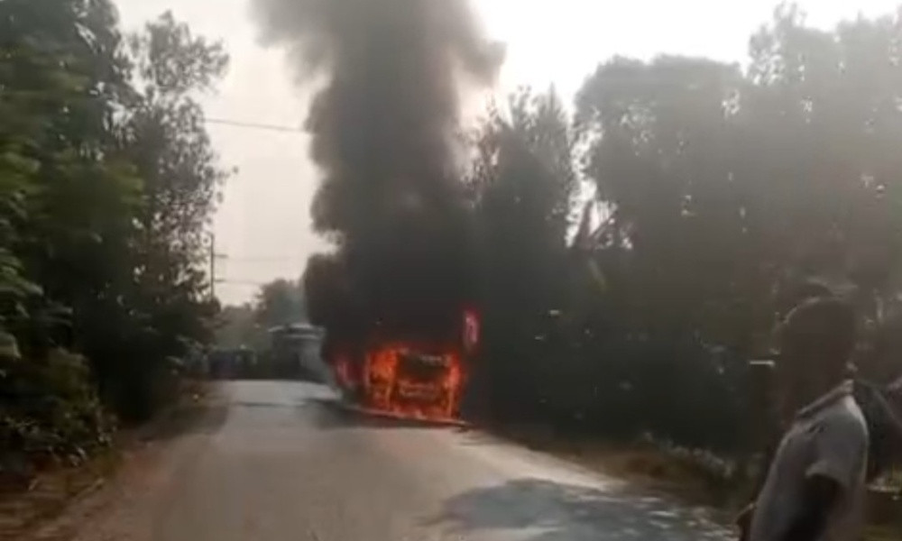 যশোরে চলন্ত বাসে আগুন, অল্পের জন্য রক্ষা পেলেন যাত্রীরা