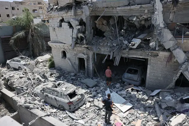 ইরান যুদ্ধের এক মাস, হাজারো প্রাণহানি-বাড়ছে সংঘাত