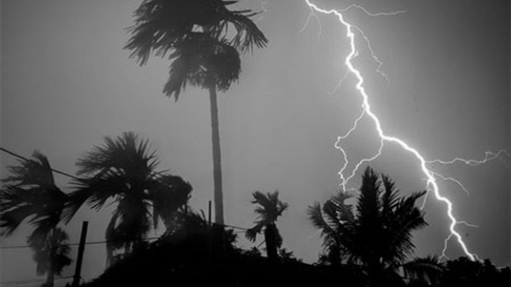 ঢাকায় দুপুরেই বজ্রবৃষ্টি, কমতে পারে তাপমাত্রা