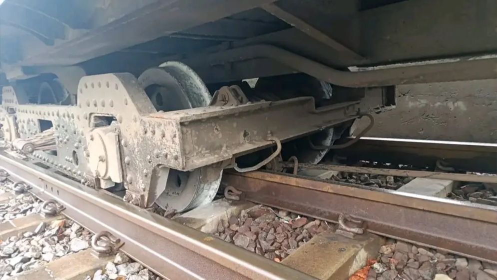 দিনাজপুরে দোলনচাঁপা এক্সপ্রেসের বগি লাইনচ্যুত, উদ্ধার কাজ চলছে