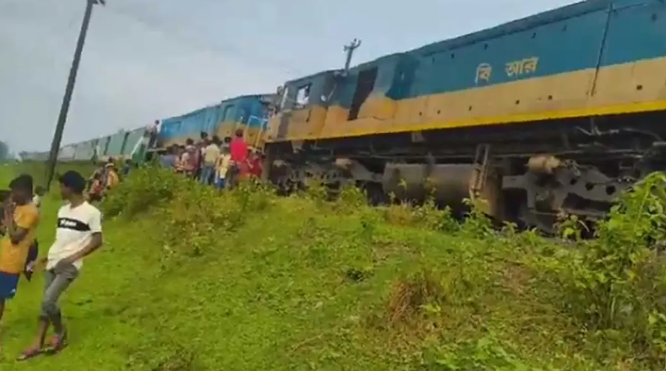 চলন্ত ট্রেনে আগুন, সিলেটের সঙ্গে রেল যোগাযোগে বিপর্যয়