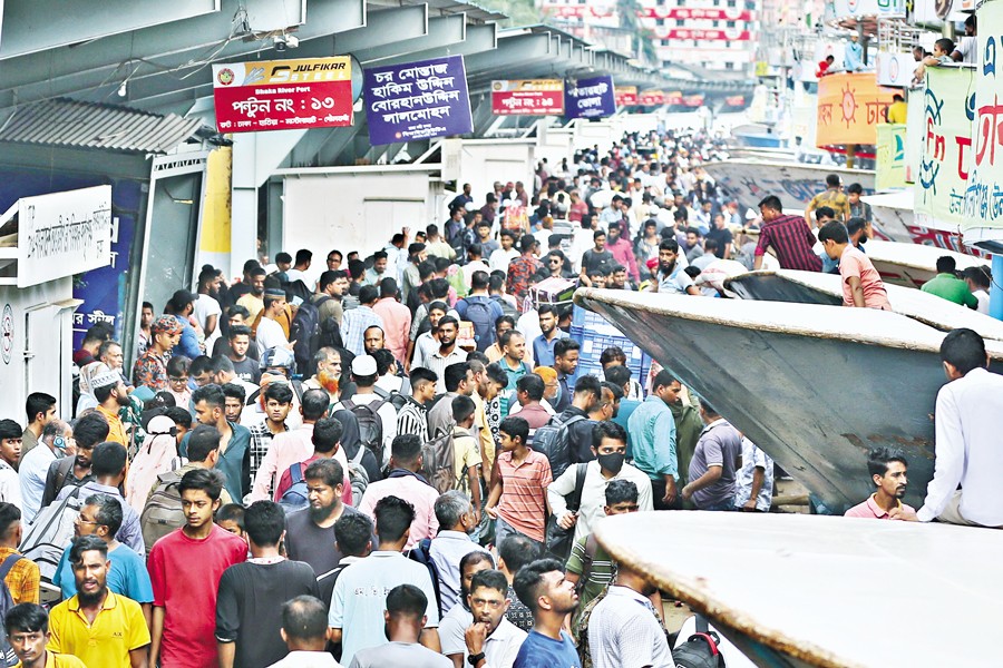 ঘরমুখো যাত্রীদের স্বস্তি দিতে বাড়তে পারে ঈদের ছুটি