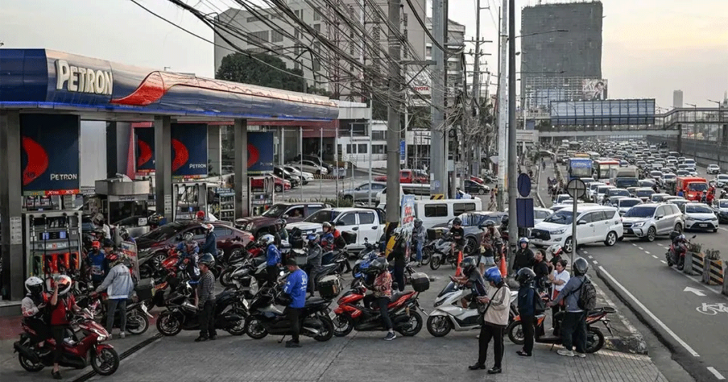 ফিলিপাইনে জ্বালানি সংকট চরমে, শত শত পেট্রোল পাম্প বন্ধ