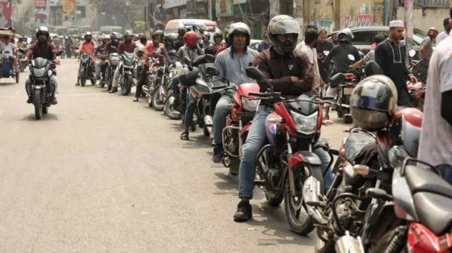 জ্বালানি নিতে ঘণ্টার পর ঘণ্টা অপেক্ষা, বাড়ছে চালকদের ভোগান্তি