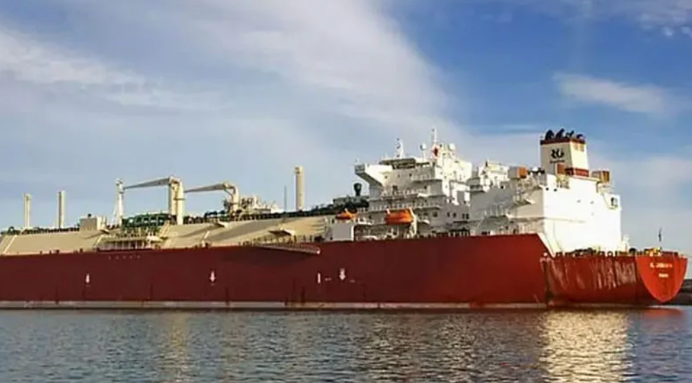 চট্টগ্রামে তেলের ঘাটতি, চাহিদার অর্ধেকই মিলছে জাহাজে