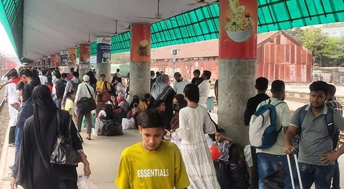 ভোগান্তি এড়াতে আগেই ঢাকা ছাড়ছেন ঘরমুখো মানুষ