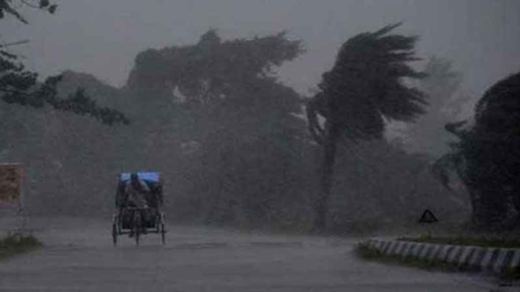 চার জেলায় ঘণ্টায় ৮০ কিমি বেগে ঝড়ের আভাস