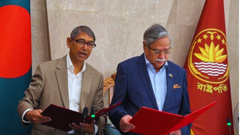 নতুন মন্ত্রী হিসেবে শপথ নিলেন আহমেদ আযম খান