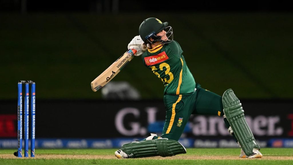 ইতিহাস গড়লেন প্রোটিয়া নারী ক্রিকেটার কায়লা