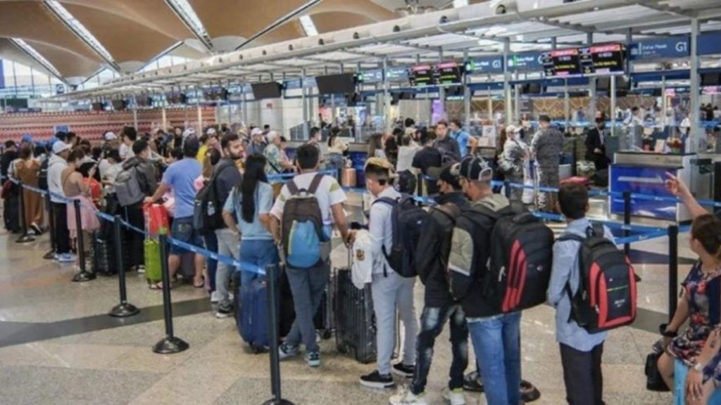 মালয়েশিয়া থেকে ৯৮ বাংলাদেশি ফেরত