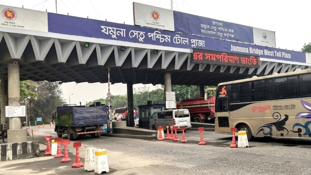 শিরোপা কেড়ে নেওয়ার পরও ট্রফি নিয়ে উদযাপন সেনেগালের