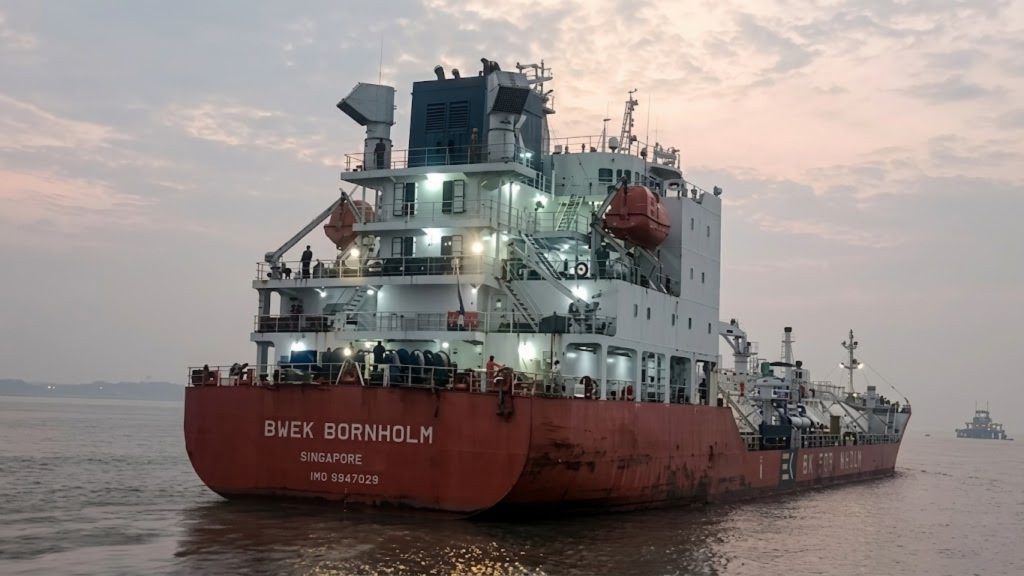 হরমুজ পেরিয়ে প্রথম এলপিজি ট্যাংকার বাংলাদেশে