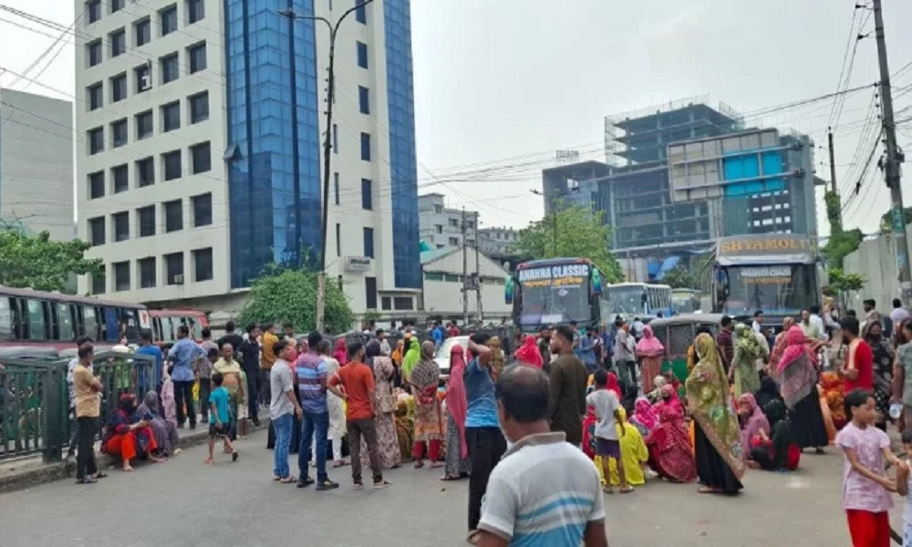 তেজগাঁও লিংক রোড অবরোধ, বেতনের দাবিতে পোশাককর্মীদের বিক্ষোভ