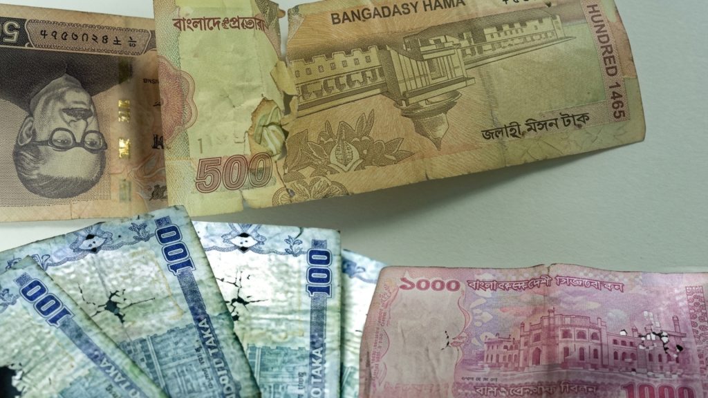 ময়লা-ফাটা টাকা ফেরত না নিলে বিপদে ব্যাংক