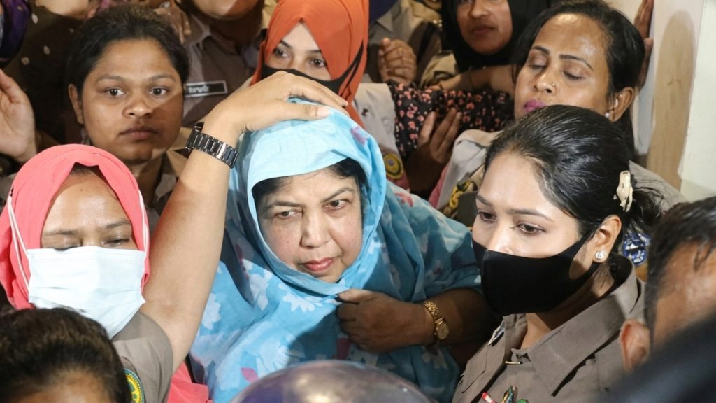 গ্রেফতারের সময় সিঁড়িতে হোঁচট, পুলিশ ধরে রাখলেন শিরীন শারমিন