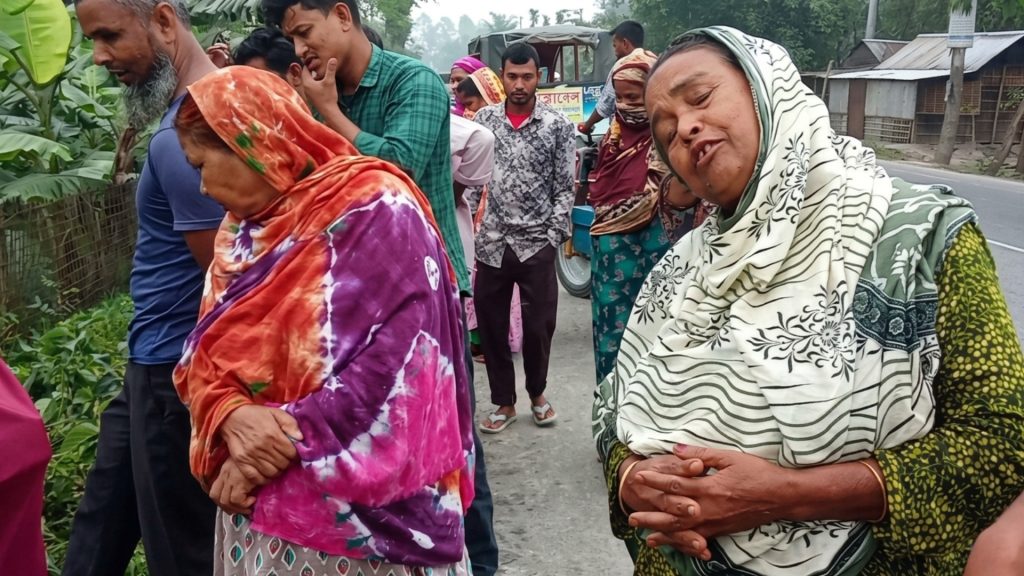 রাতের সড়কে ভয়াবহ দুর্ঘটনা, প্রাণ গেল দুই ভাইয়ের