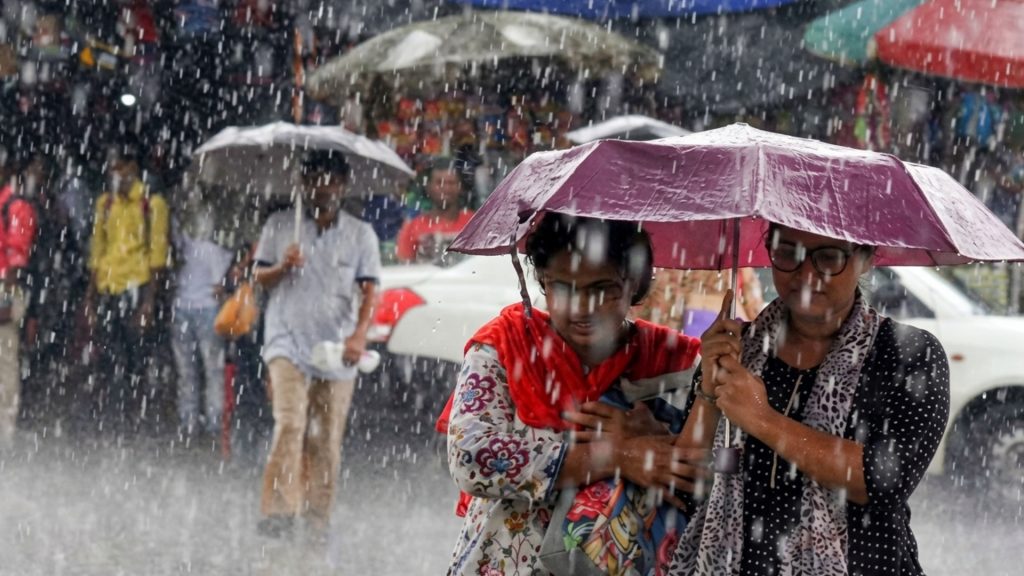 আবহাওয়ার হুঁশিয়ারি: আগামীকাল বাংলাদেশে বজ্রসহ বৃষ্টি