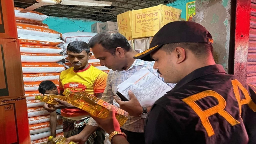 এক দিনে ১.৬৫ লাখ লিটার ভোজ্যতেল জব্দ, দেশজুড়ে র‍্যাবের অভিযান