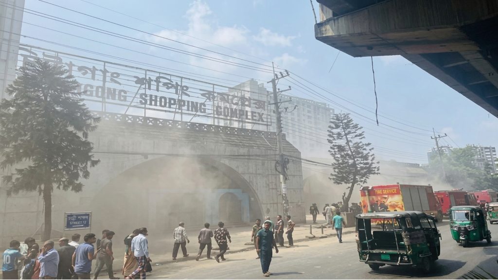 চট্টগ্রামে শপিং কমপ্লেক্সে আগুন, দেড় ঘণ্টার লড়াই শেষে নিয়ন্ত্রণে