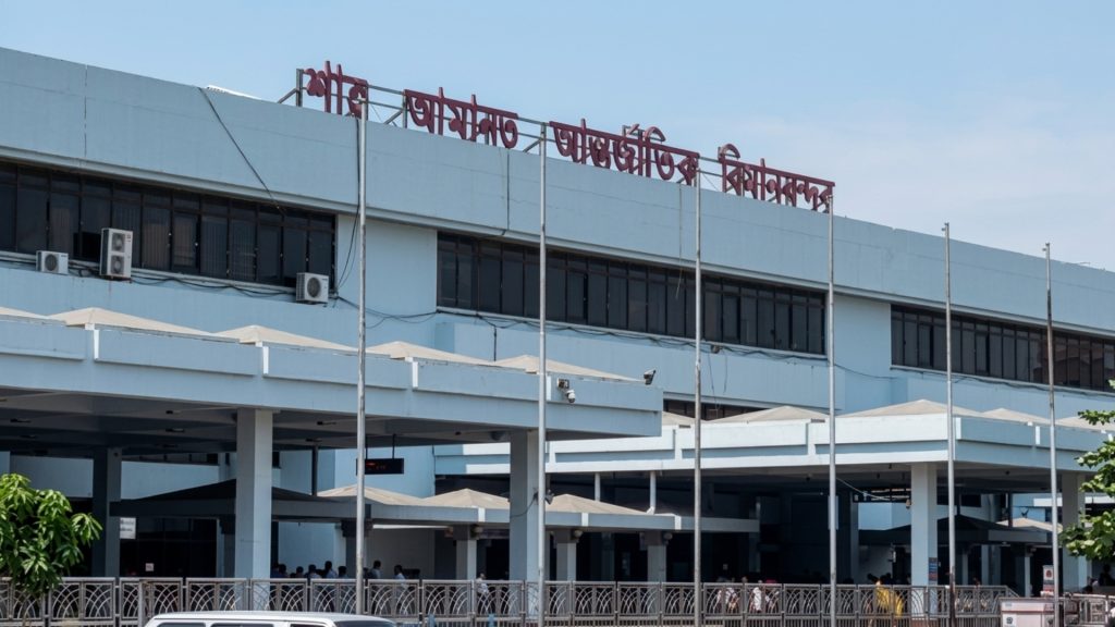 বিমানবন্দরে অভিযান, সিগারেট-স্মার্টফোনসহ ধরা দুই যাত্রী
