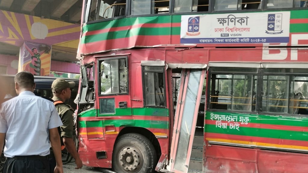 কারওয়ান বাজারে ভয়াবহ দুর্ঘটনা, ঢাবির বাসে আহত কয়েকজন