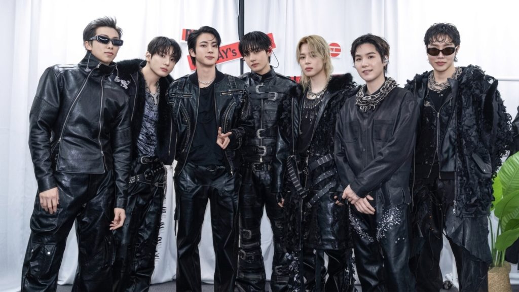 প্রবল বৃষ্টির মধ্যেও থামেনি BTS, ২৩ গানের মেগা শোয়ে মাতল ভক্তরা