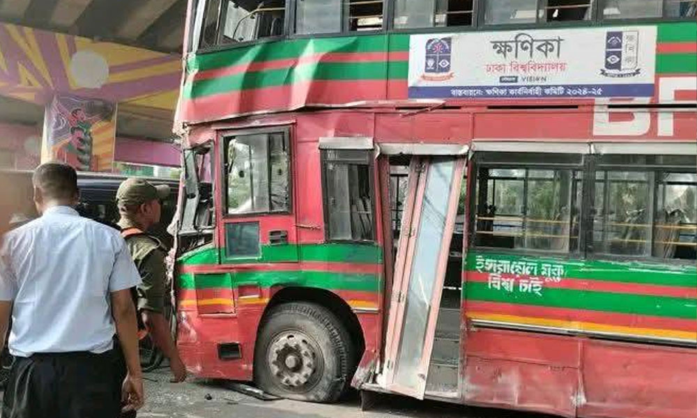 এক্সপ্রেসওয়ে থেকে নামতেই দুর্ঘটনা, ঢাবির বাসে আহত শিক্ষার্থীরা