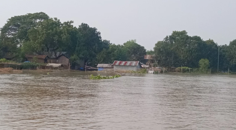 টানা বৃষ্টিতে তিন জেলায় বন্যার শঙ্কা, বাড়ছে নদীর পানি