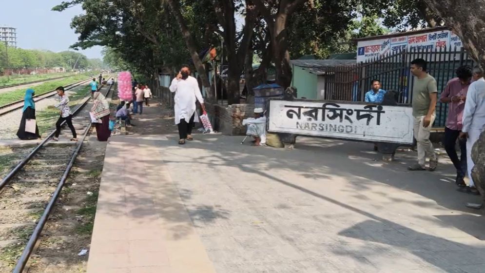 নরসিংদীতে ট্রেনে কাটা পড়ে যুবকের মর্মান্তিক মৃত্যু