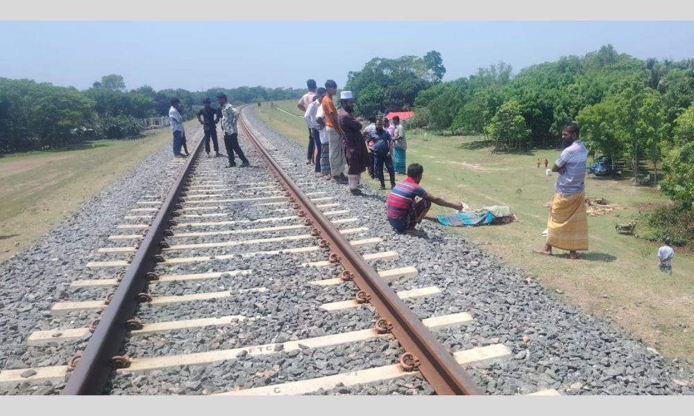নড়াইলে ট্রেন দুর্ঘটনা, নাতিকে রেখে ফেরার পথে প্রাণ হারালেন দাদা