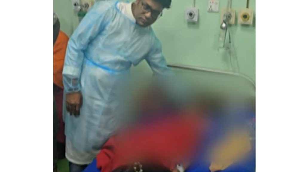 আম খাওয়ার প্রলোভন দেখিয়ে সহপাঠীদের সামনেই ৪র্থ শ্রেণির ছাত্রীকে ধর্ষণ