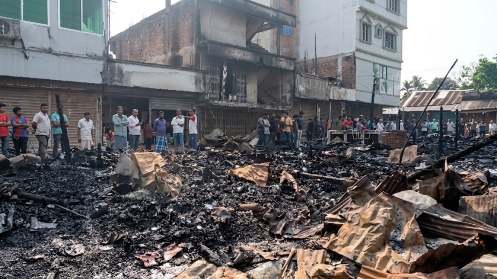 খাগড়াছড়িতে ভয়াবহ অগ্নিকাণ্ড পুড়ে ছাই ৯টি দোকান