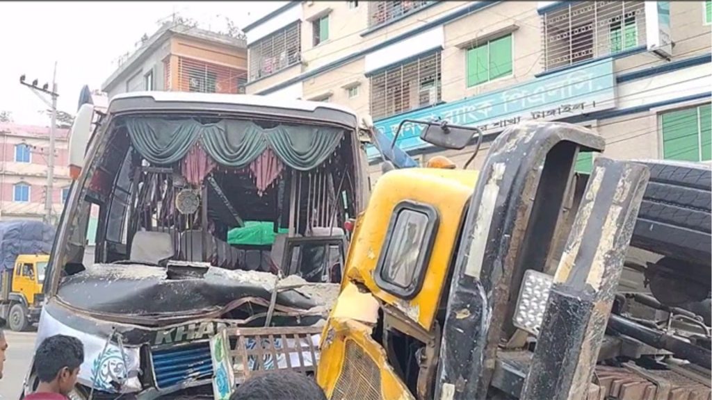 ঘাটাইলে বাস-ট্রাক সংঘর্ষে ২ জন নিহত, ঘটনাস্থলেই মৃত্যু