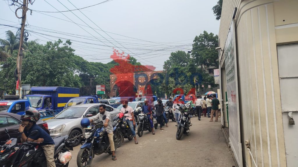 জ্বালানি সংকট ও বিপিসির অব্যবস্থাপনা পাম্পে দীর্ঘ লাইন