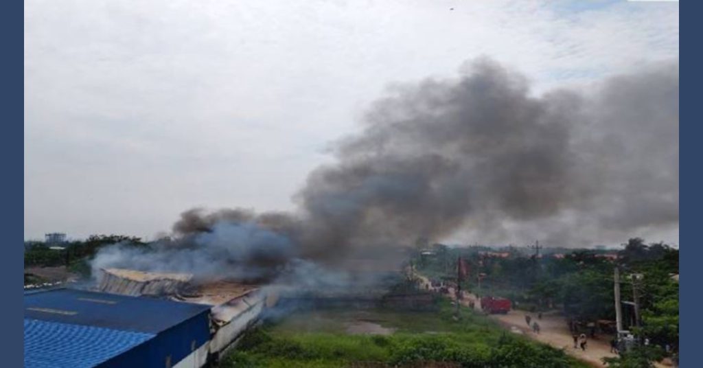 ডেমরায় কালি কারখানায় আগুন চার ইউনিট কাজ করছে