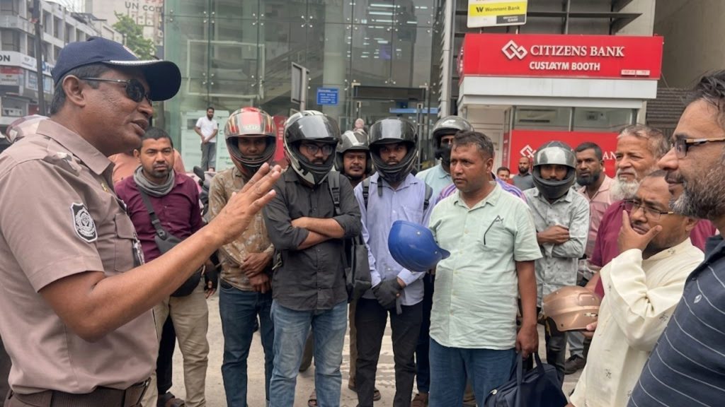 ঢাকায় অনুমোদনহীন হেলমেট ভাঙা কর্মসূচি আয়োজন