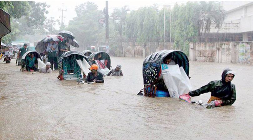 ঢাকায় টানা বৃষ্টি জলাবদ্ধতা ও ভোগান্তিতে নগরবাসী