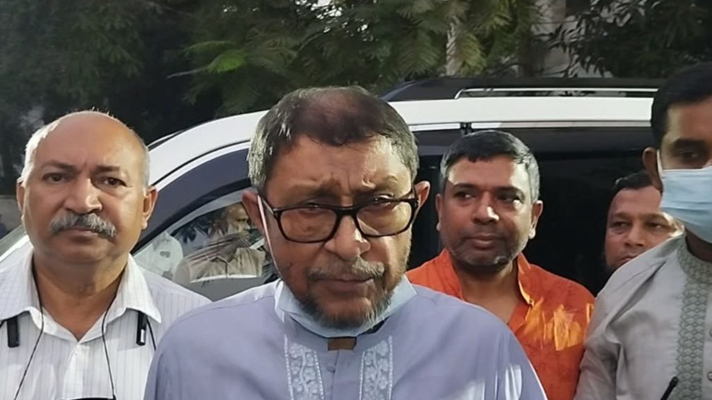 ঢামেকে অসুস্থ রোগীকে দেখতে গেলেন স্বাস্থ্যমন্ত্রী