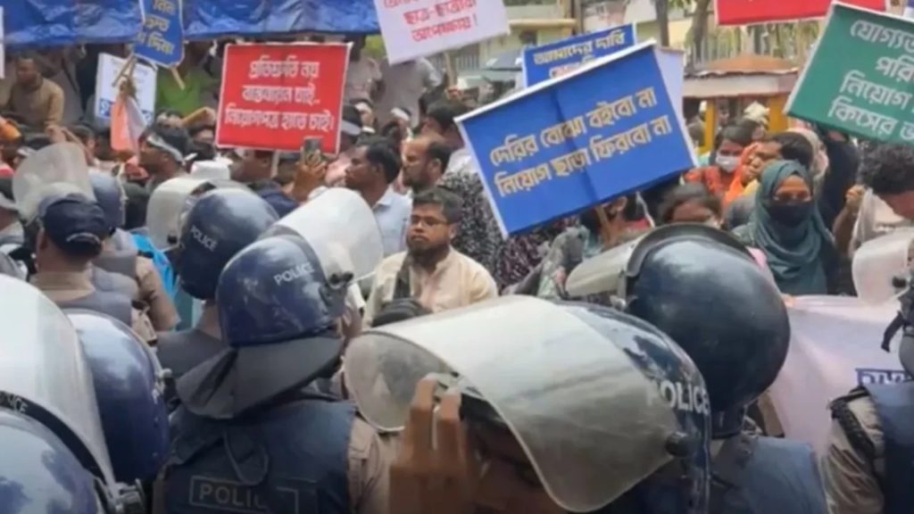 নিয়োগপত্রের দাবিতে শাহবাগে শিক্ষকদের আন্দোলন