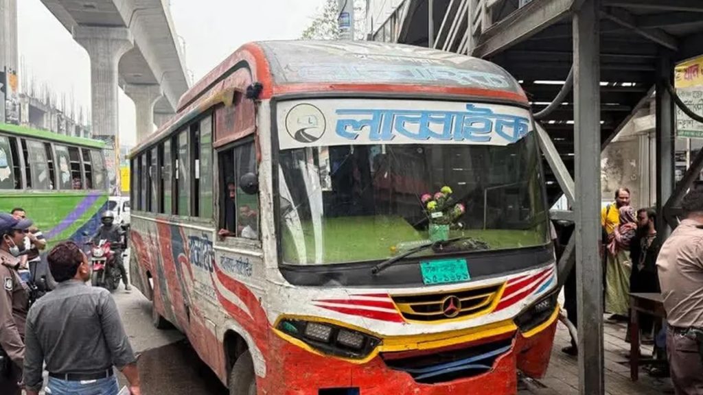 ফার্মগেটে বাসের ধাক্কায় সিএনজিচালিত অটোরিকশা চালক নিহত