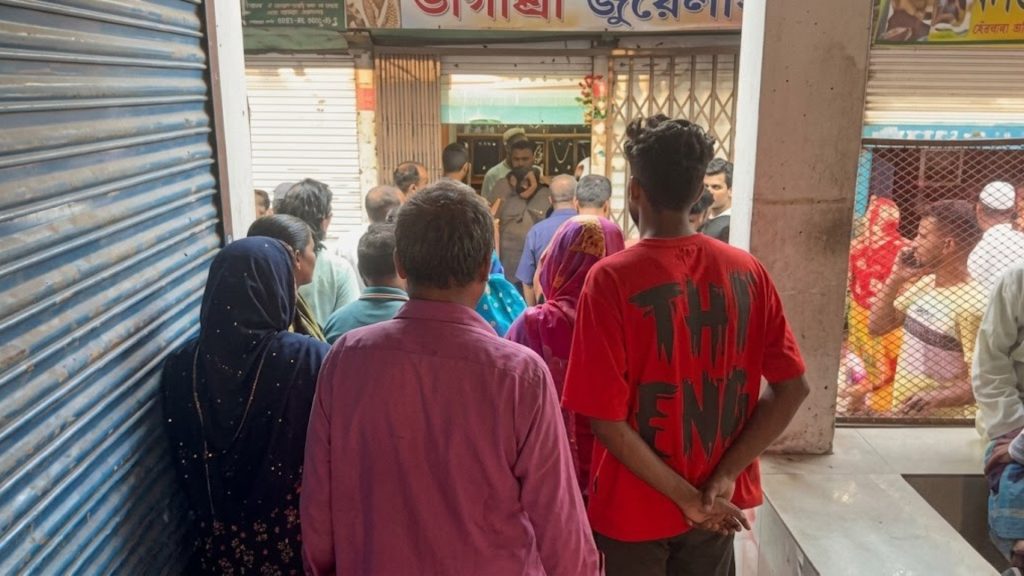 মাদারীপুরে ৬ স্বর্ণের দোকানে দুর্ধর্ষ ডাকাতি, কয়েক কোটি টাকার মালামাল লুট