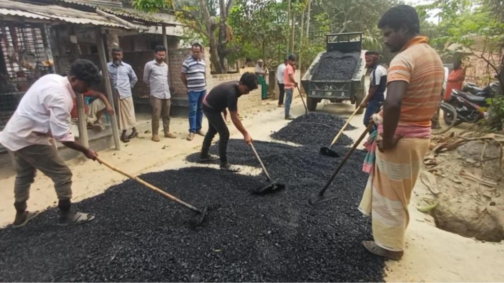 মুলাদীতে সড়ক সংস্কার নিয়ে অভিযোগ নিম্নমানের কাজের দাবি